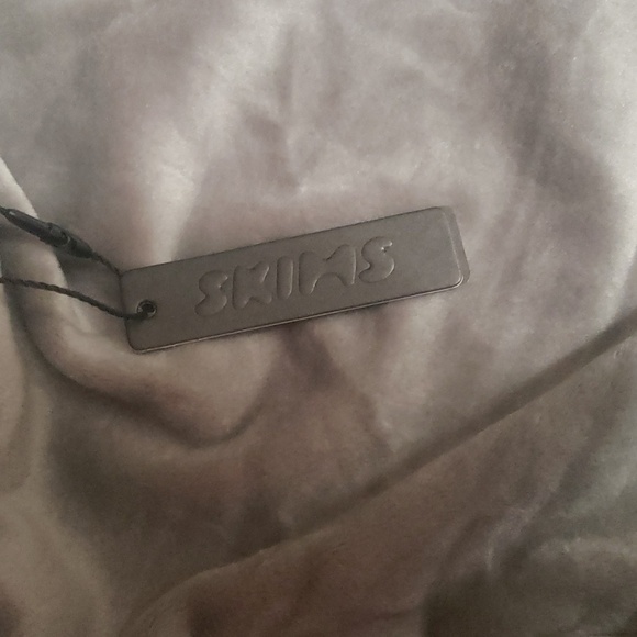 Skims Veleour Crewneck Sleevless Tank Top - Picture 5 of 5